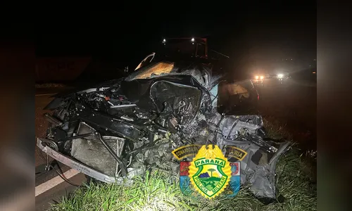 Carro de luxo fica destruído após batida com caminhão em Rolândia