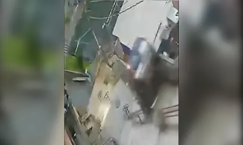 Carro despenca de escadaria após motorista passar mal; assista