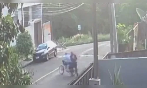 Câmera flagra dupla furtando moto à luz do dia em bairro de Apucarana