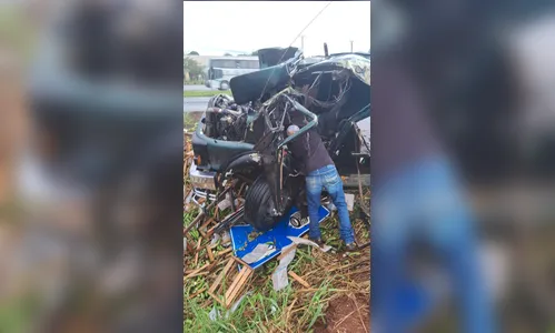 Caminhão carregado de bananas tomba em Cambira e motorista fica ferido