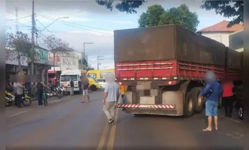 Caminhoneiro leva picada de abelha, passa mal e se envolve em acidente