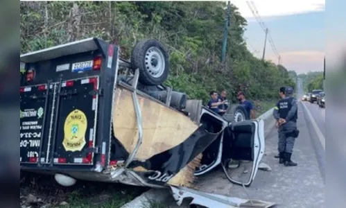 Viatura do IML que transportava corpo capota após colisão