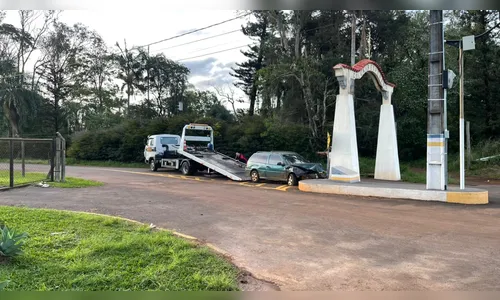 Motorista fica ferido ao bater veículo no portal da Colônia Esperança