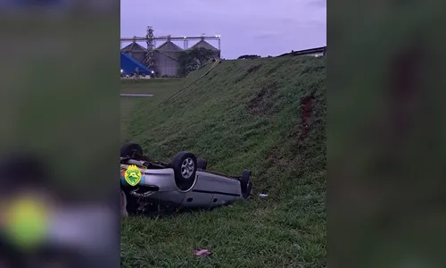 Carro de Arapongas capota e três ficam feridos na PR-986 em Rolândia