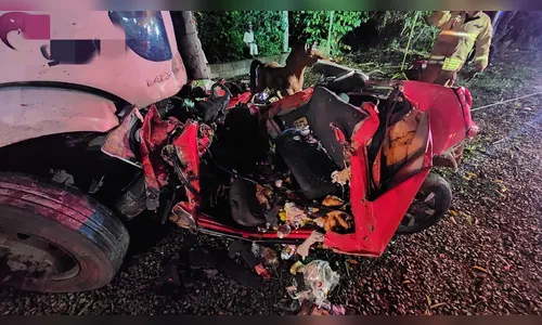 Vídeo mostra acidente entre carro e caminhão que matou três em SC