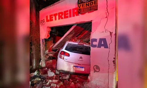 Carro invade construção e três ficam feridos na BR-369 em Arapongas