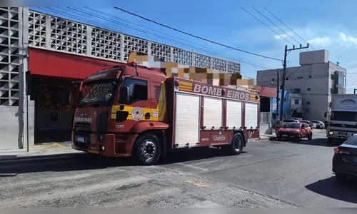 Homem esfaqueia funcionários de supermercado e decepa mão da ex em SC