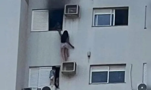Menino resgatado por advogada que se pendurou em prédio deixa a UTI no PR