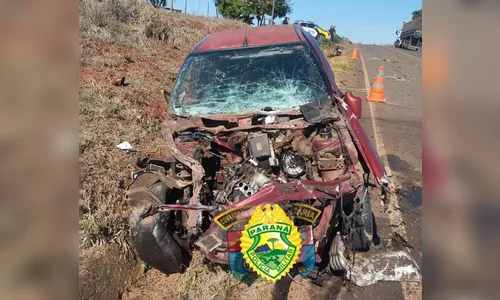 Motorista de Palio fica ferido em colisão frontal com caminhão
