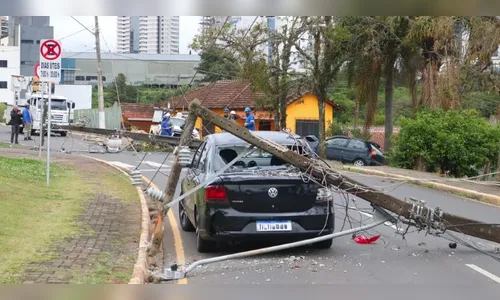 Idoso tem mal súbito, colide contra poste e causa grave acidente no PR