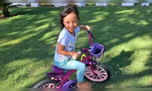 Mãe e padrasto são presos por matar e enterrar criança no quintal