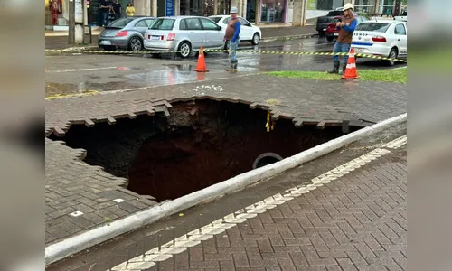 Cratera de seis metros de profundidade se abre em cidade do PR; veja