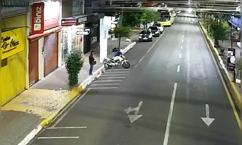 Vídeo mostra dupla furtando moto em rua movimentada de Apucarana