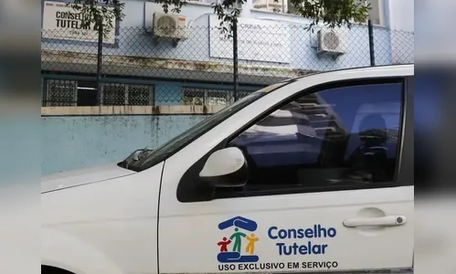 Pai abandona filha no Conselho Tutelar após ela por fogo em casa