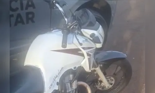 Motociclista é pego pela Rocam empinando no Sumatra em Apucarana