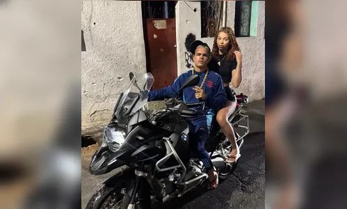 Japinha do CV reaparece andando de moto com o namorado no RJ