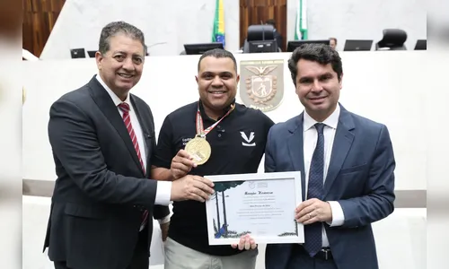 Lutador apucaranense Alan Pereira da Silva é homenageado na Alep
