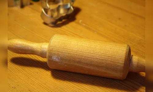 Homem mata esposa com rolo de pizza na frente do filho