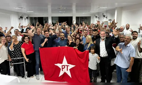 PT empossa diretórios e diz que foco é reeleger o presidente Lula