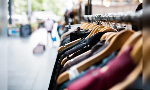 Flagrado furtando, homem larga roupas e foge no centro de Apucarana