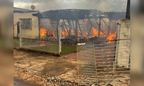 Incêndio deixa imóvel comercial completamente destruído em Faxinal