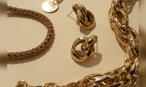 Bandido pula muro de casa, rende moradora e rouba joias em Arapongas