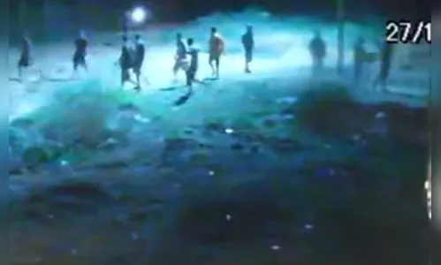 Criança de 11 anos é espancada por jovens que procuravam pelo irmão dele