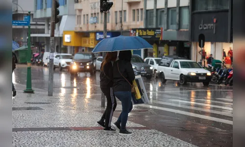 Frente fria e sistema de baixa pressão deixam a semana chuvosa no PR