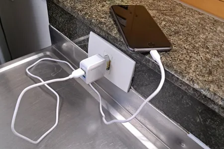 O Corpo de Bombeiros faz recomendações para evitar acidentes com celulares carregando.