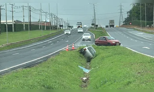 Carro sai da pista e cai em canteiro na BR-369, em Apucarana