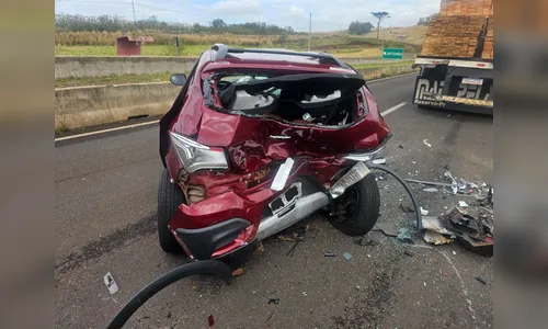 Colisão envolvendo três veículos em Califórnia deixa mulher ferida