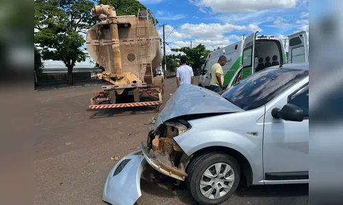 Acidente entre carro e caminhão deixa mulher ferida em Califórnia
