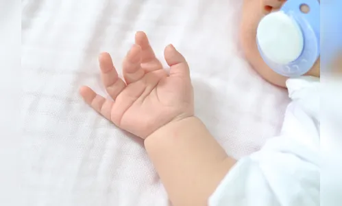 Mãe e padrasto são presos após bebê de 2 anos morrer espancado no PR