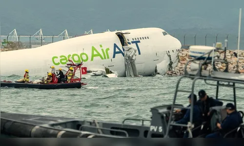 Avião derrapa, atinge carro e deixa 2 mortos no aeroporto de Hong Kong