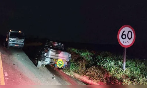 Fiat Strada capota na PR-534 e deixa dois feridos no Norte Pioneiro