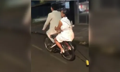 Noivos do PR inovam e deixam igreja de bicicleta após casamento