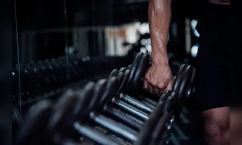 Lutador quebra a perna de PM após vê-lo filmando nádegas de esposa