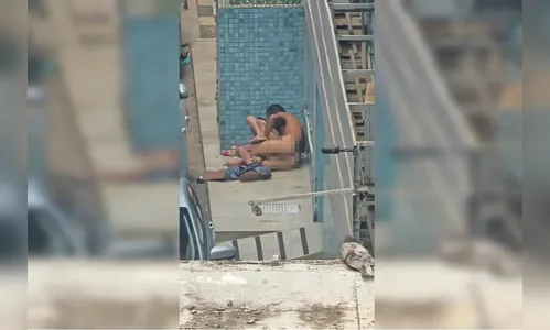 Casal é flagrado fazendo sexo na beira de rua movimentada à luz do dia