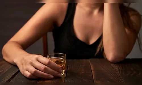 Mulher bate no marido e ameaça se matar após ele não querer fazer sexo