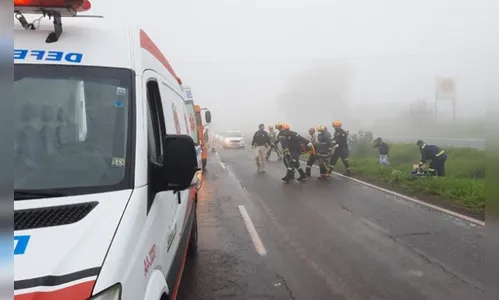 Neblina: moto bate em rodado de caminhão na BR-376 em Jandaia