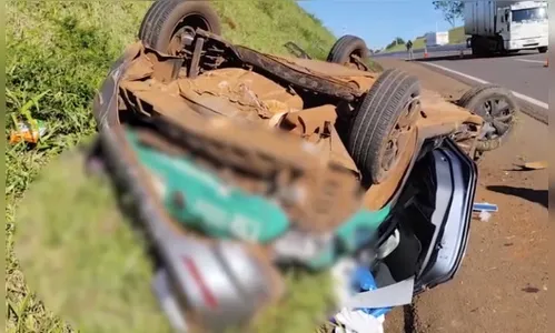 Carro carregado com vacina fica destruído em capotamento no Paraná