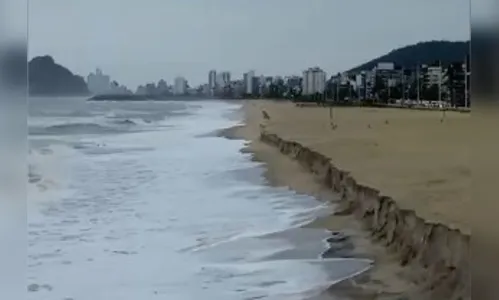 Ressaca forma barranco de dois metros em praia de Matinhos (PR)