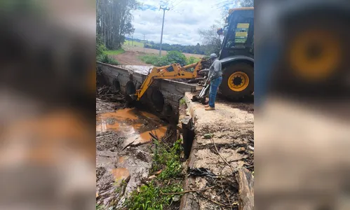 Cambira realiza manutenção e limpeza na ponte sobre o Rio Dourados
