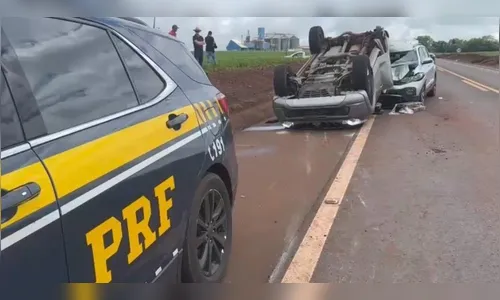 Caminhonete com plotagem falsa da Itaipu capota ao fugir da PRF