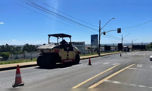 Reparos no pavimento afetam trânsito na entrada de Apucarana