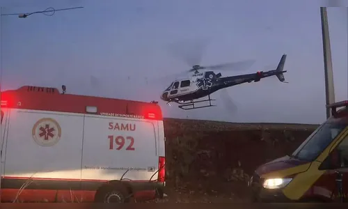 Criança sai de cadeirinha e espera socorro ao lado de carro capotado