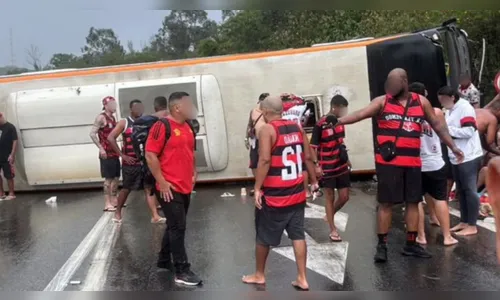Ônibus com torcida do Flamengo capota e deixa 16 pessoas feridas