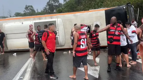 Ônibus que transportava torcedores capotou na Dutra