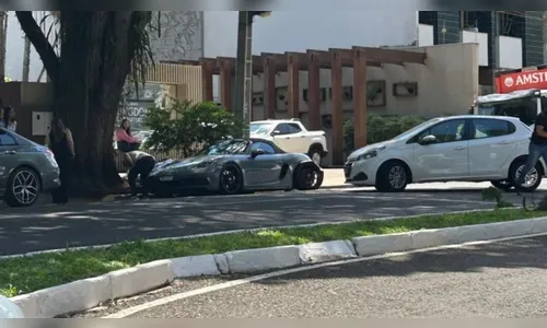 Motorista de Peugeot perde controle da direção e bate em Porsche estacionado