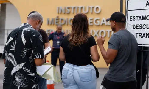 Famílias se cadastram para reconhecer corpos no IML do Rio